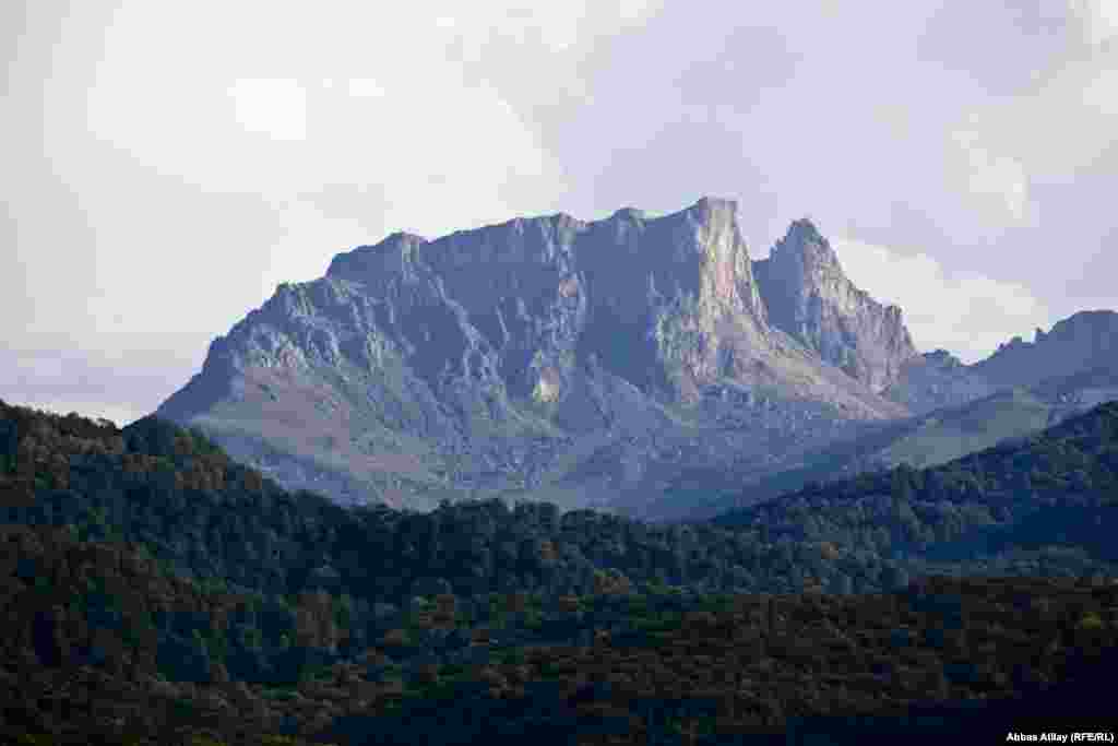 Toğanalı kəndinin yüksək yerlərindən Kəpəz dağına açılan mənzərə.