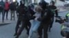 Полицейский наносит удар Дарье Сосновской в живот