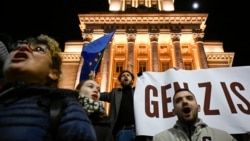 Протестиращ държи знамето на ЕС и транспарант на "поколението Z" по време на антиправителствения протест на площад "Независимост" в София на 1 декември 2025 г. Десетки хиляди хора излязоха на протести в България през тази седмица.