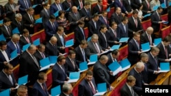 Депутаты новоизбранного парламента Украины принимают присягу во время первой сессии. 27 ноября 2014 года