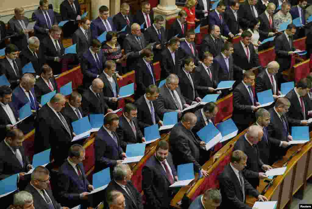 Новообрані депутати приймають присягу під час першої сесії нової Верховної Ради VIII скликання. Київ, 27 листопада 2014 року