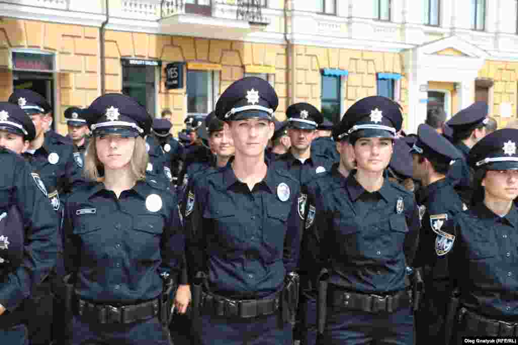 Девушки-полицейские готовятся присягнуть на верность народу Украины