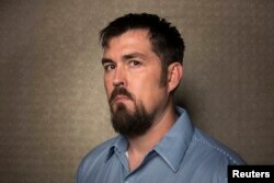 Marcus Luttrell, americanul salvat în Afganistan pozînd pentru publicitatea filmului „Lone Survivor" în 2013 la New York