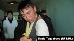 Житель Жанаозена Аманжол Ажигитов, находящийся в больнице Актау, показывает забинтованную руку, раздробленную, по его словам, автоматной пулей. Актау, 18 декабря 2011 года.
