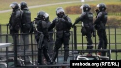 Belarus - Riot police crack down peaceful anti-Lukashenka protest, Minsk, 8nov2020