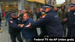 Policija u Banjaluci privodi demonstranta tokom protesta grupe "Pravda za Davida"