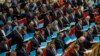 Депутаты новоизбранного парламента Украины принимают присягу во время первой сессии. 27 ноября 2014 года