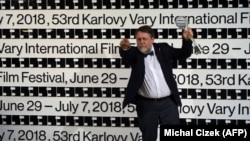 Віталь Манскі з прызам кінафэстывалю.