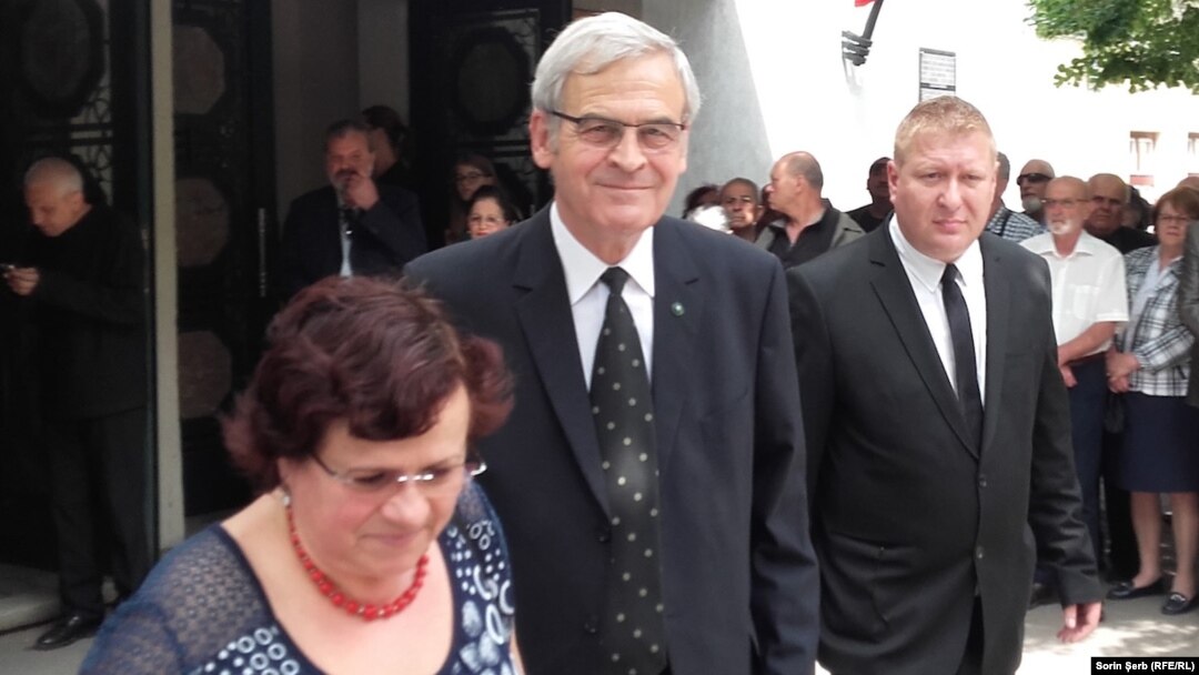  László Tőkés (centru)