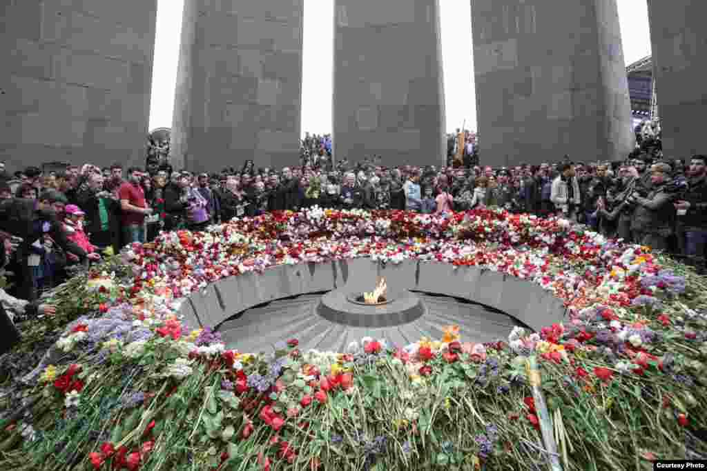 Mai multe persoane participă la procesiunea de comemorare a victimelor genocidului armean, organizată la Monumentul Genocidului Armean din Erevan, Armenia. Cu un secol în urmă, aproximativ 1.500.000 de armeni au fost uciși pe teritoriul Imperiului Otoman, crimele în masă fiind considerate primul genocid al secolului trecut.