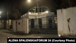 Ограду посольства России в Праге в ночь на 18 апреля облили кетчупом