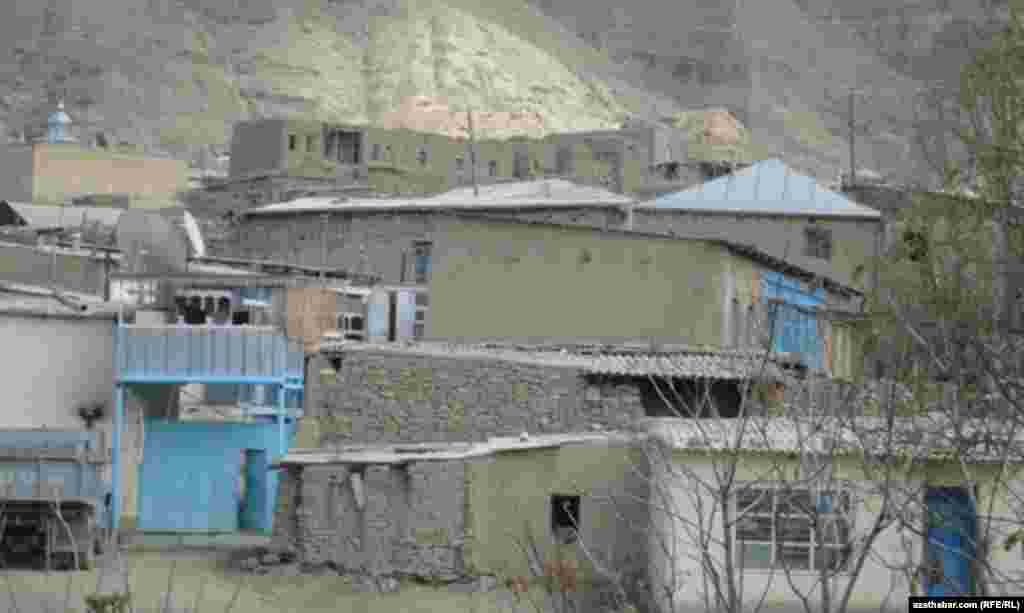 Sowet &yacute;yllarynda &ldquo;Ogul&rdquo; we &ldquo;Ependi&rdquo; kinofilmleriniň surata d&uuml;ş&uuml;rilen &yacute;eri bolan bu obada soňky wagtlar &yacute;ene-de kino&ccedil;ylar pe&yacute;da bol&yacute;arlar.