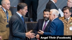 Secretarul general al NATO, Mark Rutte (al doilea din stânga) şi ministrul Apărării, Angel Tîlvăr (al doilea din dreapta), cu ocazia reuniunii miniştrilor apărării din ţările NATO.