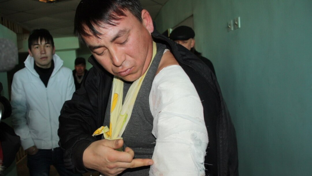 Ғимараттың кіреберісіндегі сары көйлектегі секс видеосы Водонаева видеода Менщиковпен жыныстық қатынасқа түскен