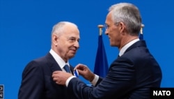 În ultima sa zi la NATO, pe 10 septembrie, Geoană a fost decorat de șeful său, Jens Stoltenberg. Geoană promisese anterior că nu va părăsi NATO înainte de finele mandatului.