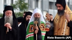 Patrijarh Porfirije (u sredini) sa mitropolitom Joanikijem (lijevo) dolazi na ceremoniju u Podgorici, 5. septembar 2021. 