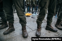 Правоохоронці оточили місце, де на знак протесту чоловік підпалив себе біля офісу президента в Києві. 26 лютого (Ірина Громоцька, RFE/RL)