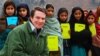 Американский писатель Грег Мортенсон с ученицами школы в регионе Азад Кашмир. 