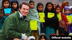Greg Mortenson Nowseridäki mekdep okuwçylarynyň arasynda, Pakistan.
