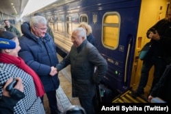 Глава МЗС України Андрій Сибіга вітає очільника Євроради Антоніу Кошту в Києві, Україна, 24 лютого 2026 року