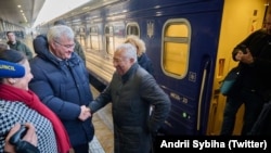 ევროპული საბჭოს პრეზიდენტ ანტონიუ კოშტას(მარჯვნივ) კიევის რკინიგზის სადგურში დახვდა უკრაინის საგარეო საქმეთა მინისტრი ანდრი სიბიჰა