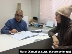 Главный врач Таалай Мамбеталиев с пациентом.