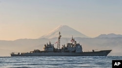  Ракетный крейсер типа «Тикондерога» USS Antietam (CG 54) проходит у берегов Японии недалеко от горы Фудзи. Antietam патрулирует район операций 7-го флота в поддержку безопасности и стабильности в Индо-Азиатско-Тихоокеанском регионе, 22 ноября 2014 г.