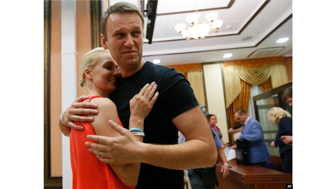 Iulia și Alexei Navalnîi, pe 19 iulie 2013, după eliberarea opozantului rus de către judecătoria Kirov de la Moscova.