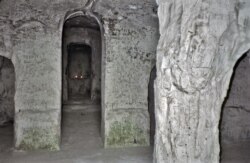 Вид на алтарь пещерной церкви Сицилийской иконы Божией Матери до реставрации