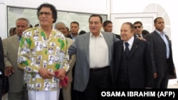 حسنی مبارک در میان معمر قذافی، رهبر لیبی،(چپ) و عبدالعزیز بوتفلیقه، رئیس‌جمهوری الجزایر، در سال ۲۰۰۵ میلادی