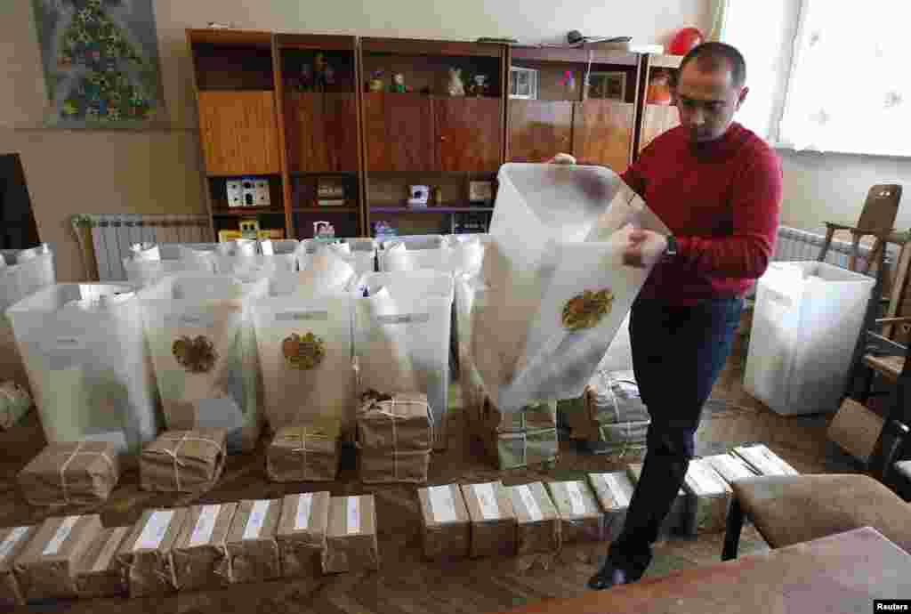 Un Coran, o cruce şi tuburi goale de proiectile cu gaze lacrimogene &icirc;n m&acirc;inile protestatarilor antiguvernamentali din Cairo, capitala Egiptului. 