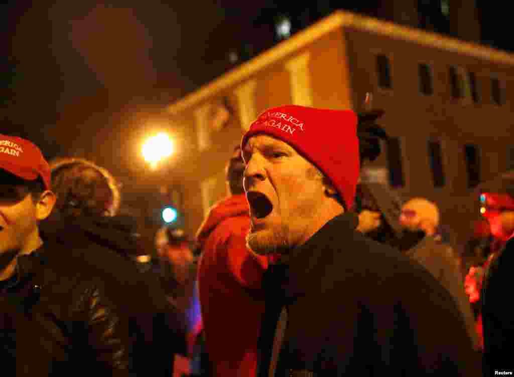 Приврзаник на американскиот претседател Доналд Трамп вика за време на протестите во Вашингтон.