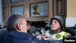 Прихильники екс-президента Грузії, керівника «Руху нових сил» Міхеїла Саакашвілі штурмують будівлю Міжнародного центру культури і мистецтв (Жовтневого палацу) в Києві, 17 грудня 2017 року