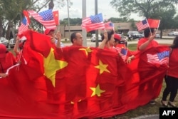 Члены китайской диаспоры приветствуют Си Цзиньпина, прилетевшего во Флориду на встречу с Дональдом Трампом. 6 апреля
