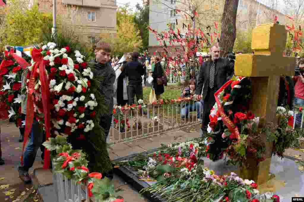 Участники марша возложили цветы у памятного креста Жертвам октябрьских событий 1993 года.