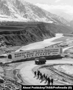 Workers seen on a road near the Roghun construction site in April 1981