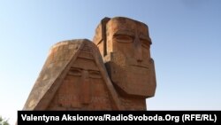 Монумент «Мы - наши горы» в Карабахе