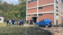 Disa punonjës në vendin ku gjendet trafoja që u dogj në ndërmarrjen Trepça, në Stantërg. Si pasojë e incidentit, 63 minatorë u bllokuan qindra metra nën tokë.