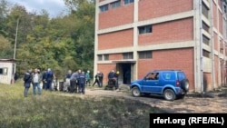 Disa punonjës në vendin ku gjendet trafoja që u dogj në ndërmarrjen Trepça, në Stantërg. Si pasojë e incidentit, 63 minatorë u bllokuan qindra metra nën tokë.