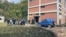 Disa punonjës në vendin ku gjendet trafoja që u dogj në ndërmarrjen Trepça, në Stantërg. Si pasojë e incidentit, 63 minatorë u bllokuan qindra metra nën tokë.