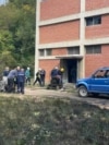Disa punonjës në vendin ku gjendet trafoja që u dogj në ndërmarrjen Trepça, në Stantërg. Si pasojë e incidentit, 63 minatorë u bllokuan qindra metra nën tokë.