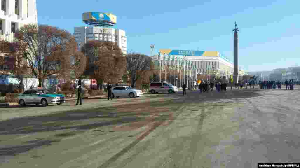 Республика алаңында жүрген жұрт пен полиция қызметкерлері. Алматы, 16 желтоқсан 2015 жыл.