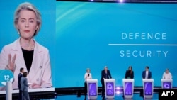 De la stânga la dreapta, principalii candidați la președinția Comisiei Europene: Ursula von der Leyen din partea PPE, Nicolas Schmit din partea Partidului Socialiștilor Europeni și germanul Terry Reintke din partea Grupului Verzilor/Alianța Liberă Europeană.