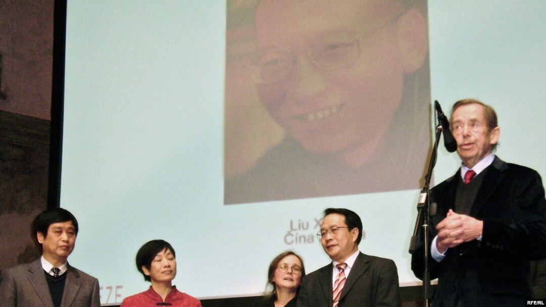 Вацлав Гавел кытайлык диссидентке сыйлык ыйгарууда, 11-март, 2009