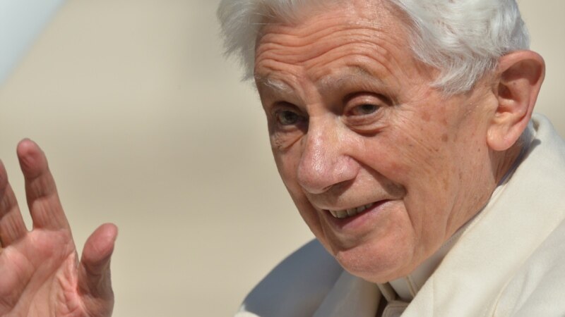 Umirovljeni papa Benedikt XVI., koji je dobio herpes lica, osjeća se bolje