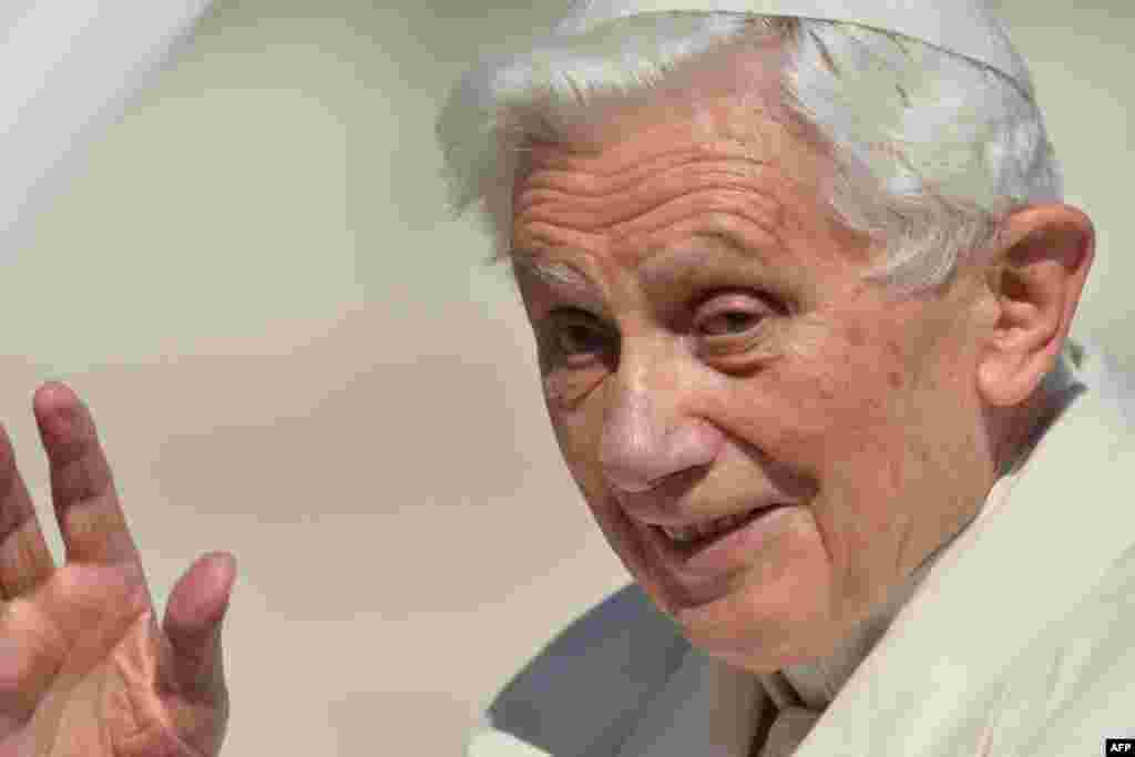Papa Benedict al XVI-lea &icirc;şi ia rămas bun de la enoriaşi, la ultima sa audienţă de la Vatican, 27 februarie 2013.