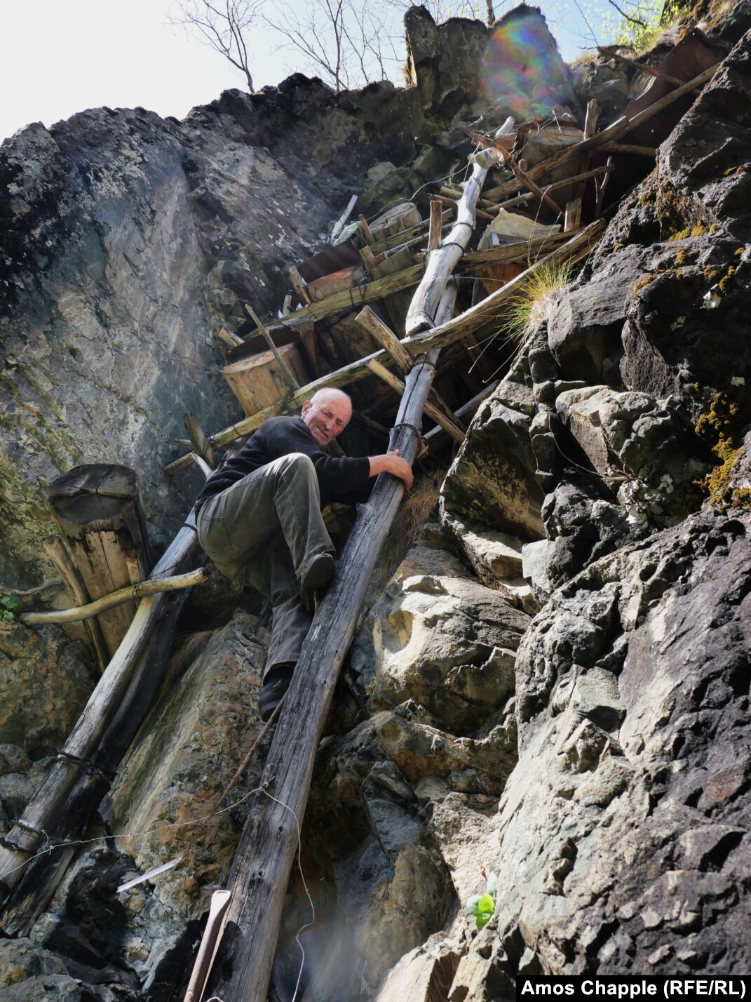 Georgia's Cliff-Top Honey Harvest