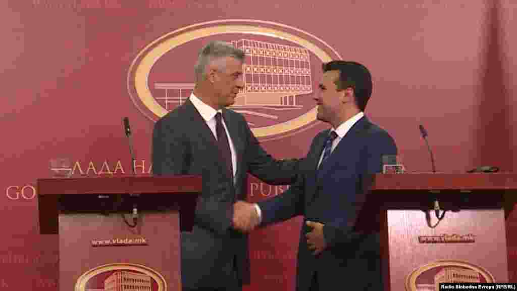 КОСОВО - Косовскиот претседател Хашим Тачи изјави дека македонскиот премиер Зоран Заев му телефонирал и ги разјасниле изјавите што им ги дал на руските комичари, кои се претставиле како поранешниот украински претседател Петро Порошенко. Тачи додаде дека нема пречки во македонско-косовски односи.