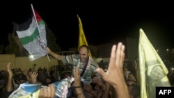 Të burgosurit palestinezë u pritën me gëzim nga farefisi në Ramallah të Bregut Perëndimor