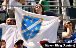 Zastava s ljiljanima na stadionu u Seattleu, tokom Svjetskog nogometnog prvenstva. FIFA je dozvolila navijačima BiH da tokom utakmica bh. tima budu istaknute i nekadašnje zastave BiH.
